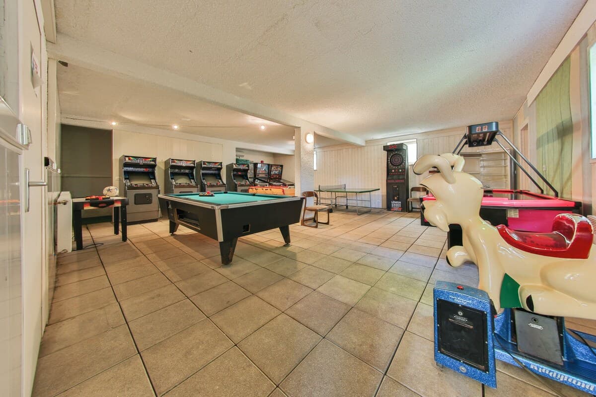 Salle de jeux du Domaine du Gomm : billard, arcades, air hockey, baby-foot, ping-pong