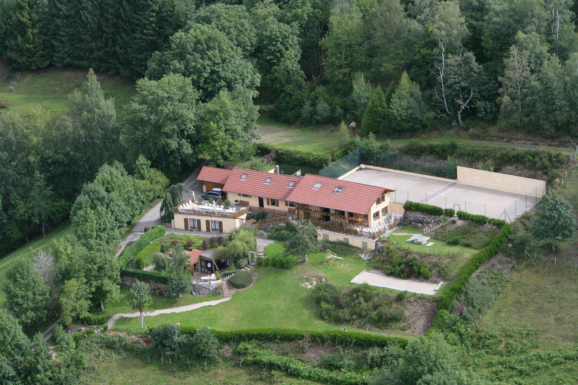 Vue aérienne du Domaine du Gomm à Oderen, gîte Jonquille entouré de verdure dans les Hautes-Vosges