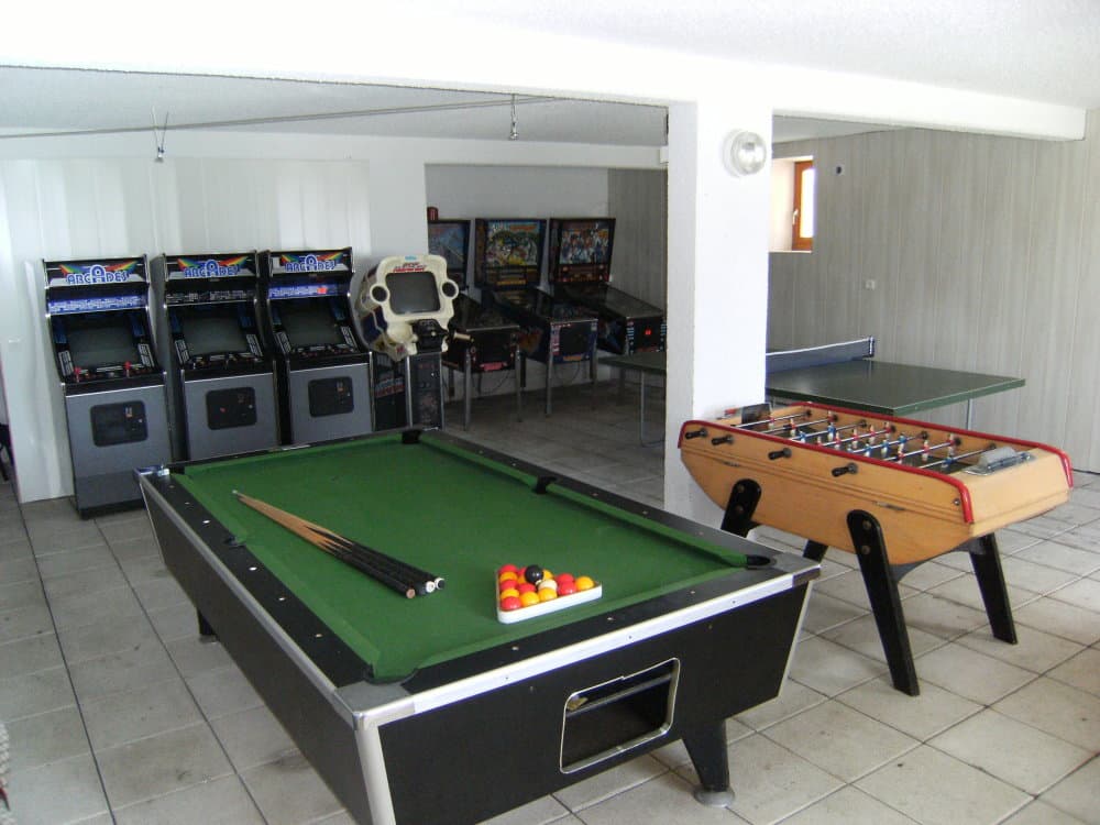 Salle de jeux Regisland, billard, flippers, baby-foot, ping-pong
